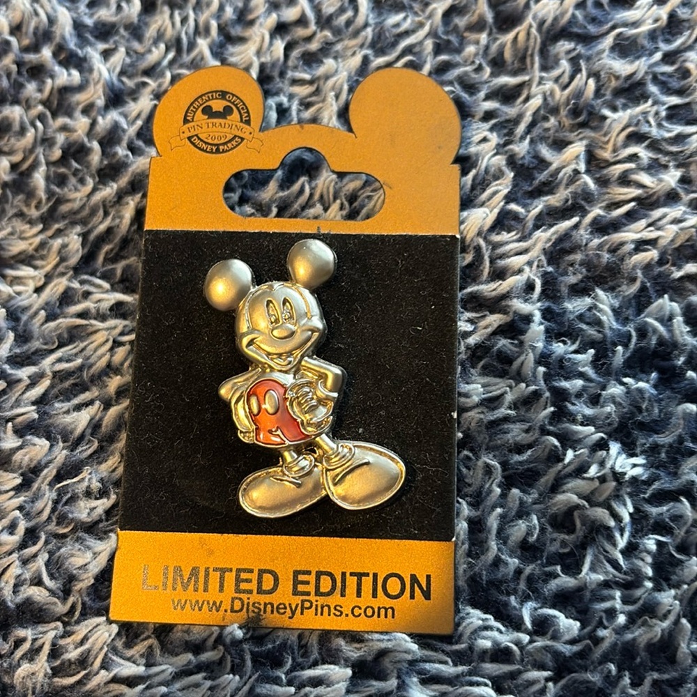 Disney Pin Gold Card Collection Sculpted Mickey LE 1500